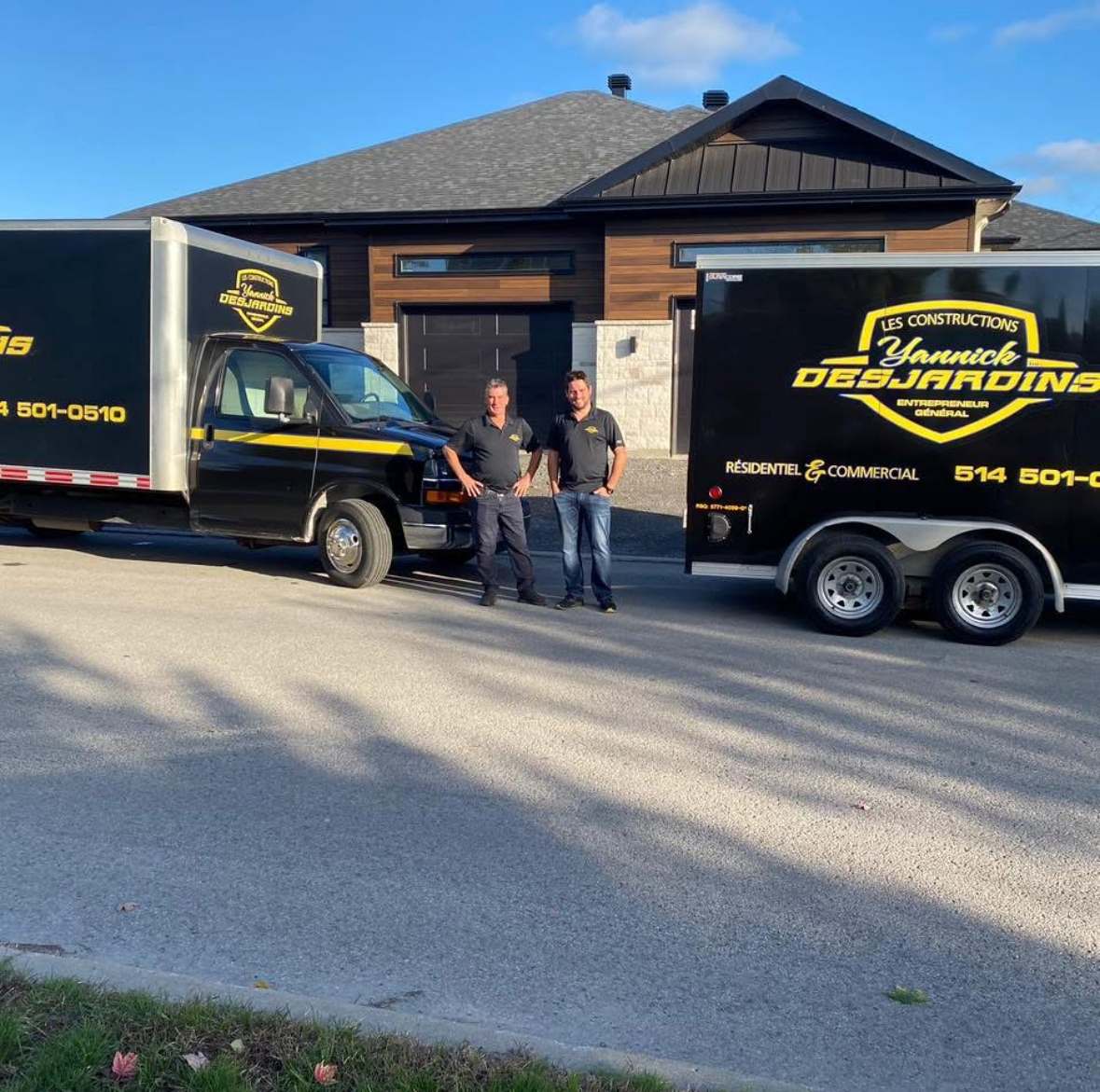 Photo de l'équipe Les Constructions Yannick Desjardins devant leurs véhicules